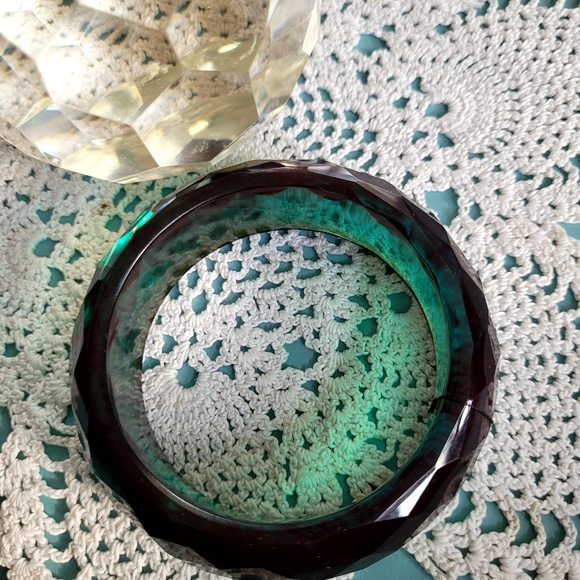 Large Bold Green Celluloid Bangle Bracelet - Picture 2 of 4